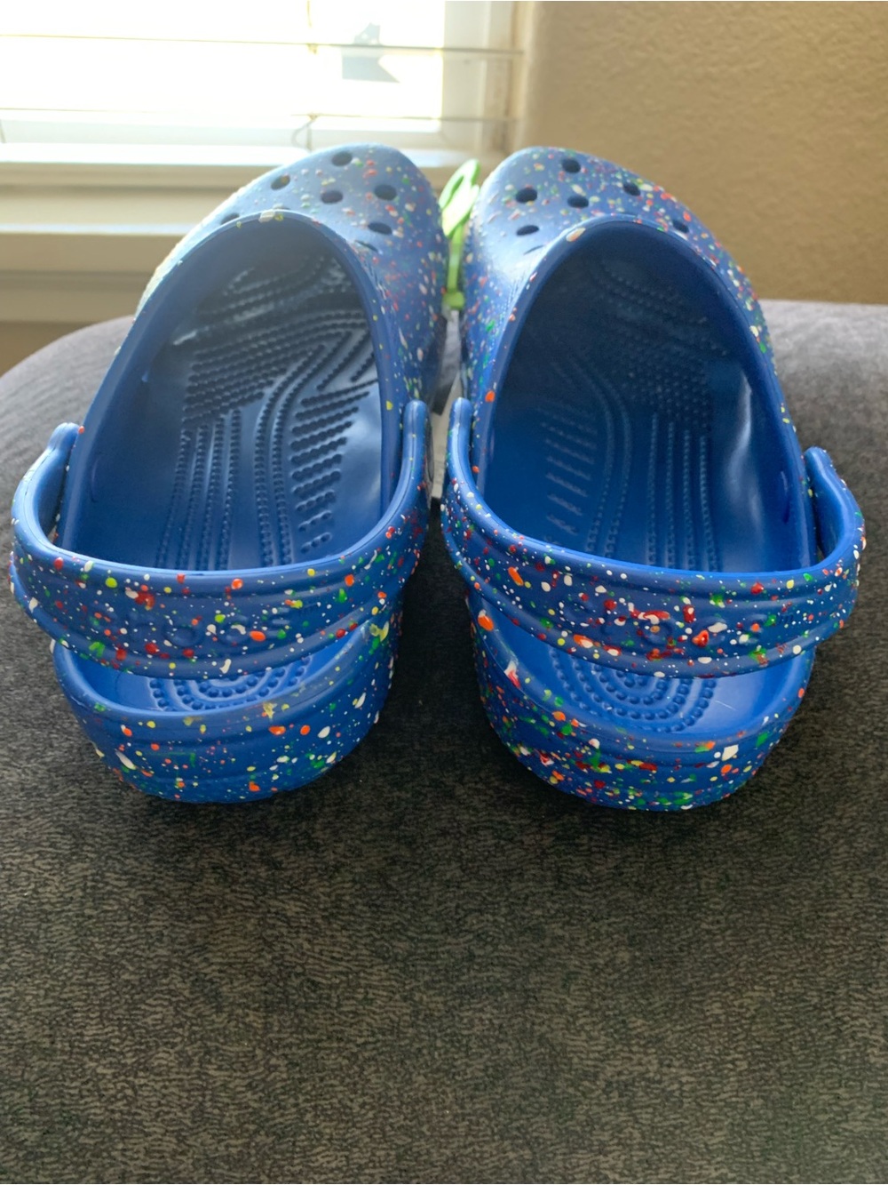 NWT Crocs CLASSIC Blue with PAINT
SPECKLE Kids Classic Clog - J3 - Picture 2 of 5